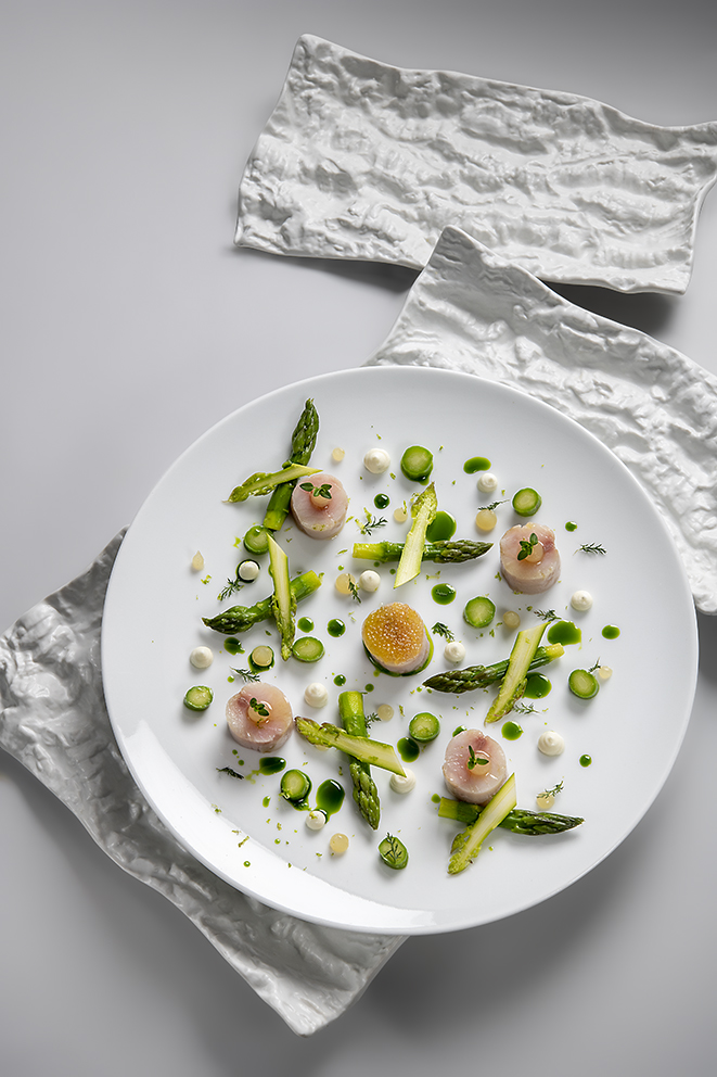 Omble chevalier mi-cuit, asperges vertes, yaourt, verveine