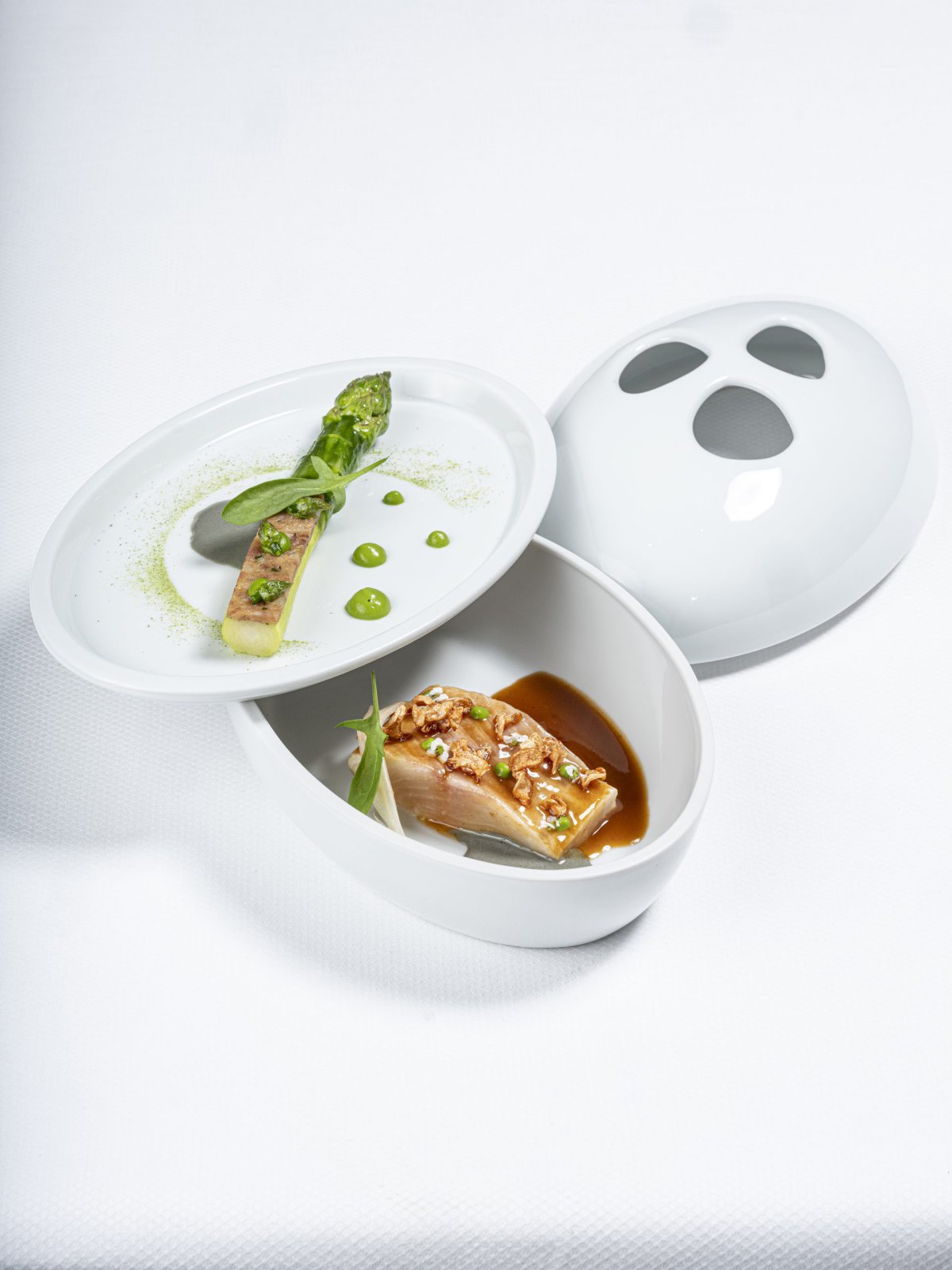 Omble du cézallier ikejime, belle asperge verte, farce cochon, vinaigrette à l’encre de seiche aux effluves de sapin