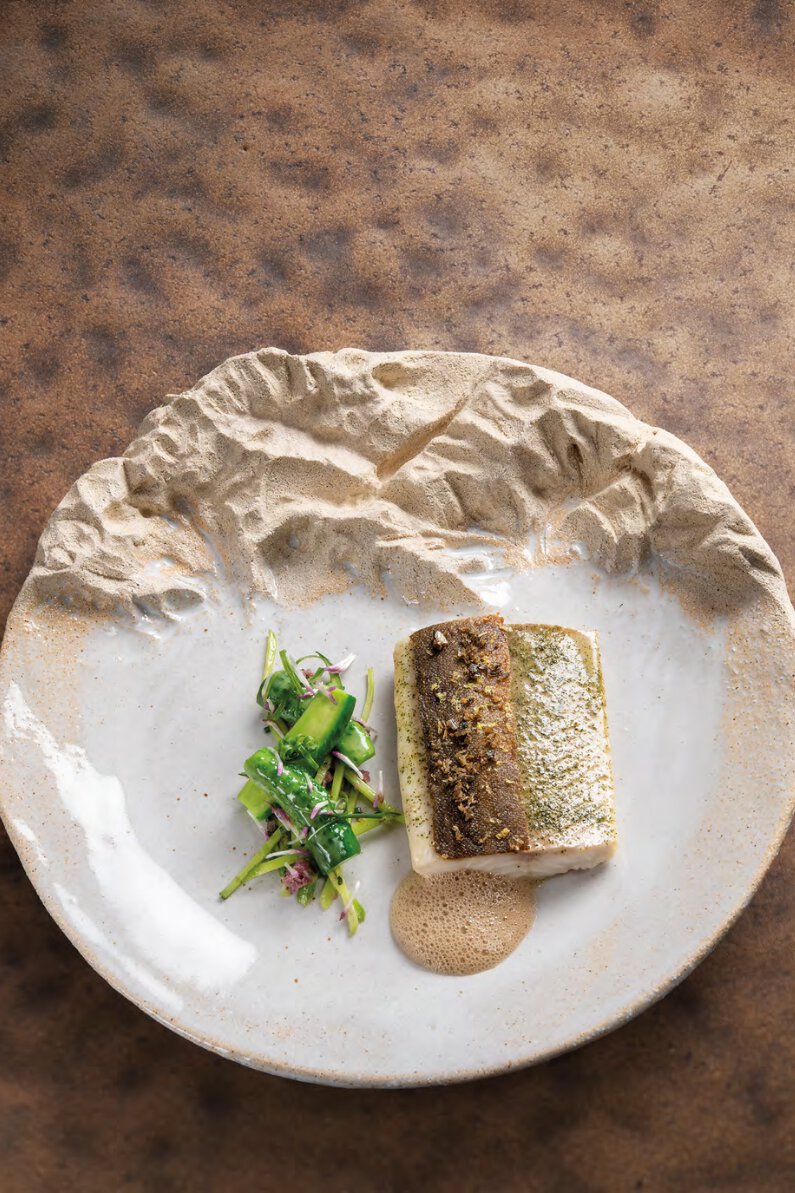 Omble chevalier d’eau douce servi nacré, cornichons gourmands, sauce au beurre noisette