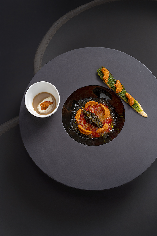 Gambas carabineros en gelée de carapaces, langue d’oursin et caviar, cappuccino d’oursins