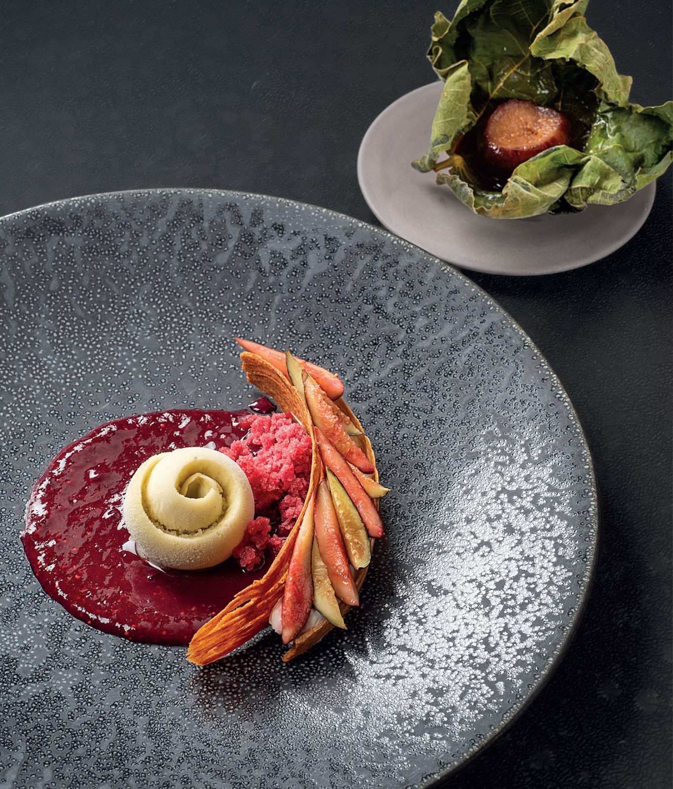 Figue, sorbet de feuille de figuier, poivre de cassis