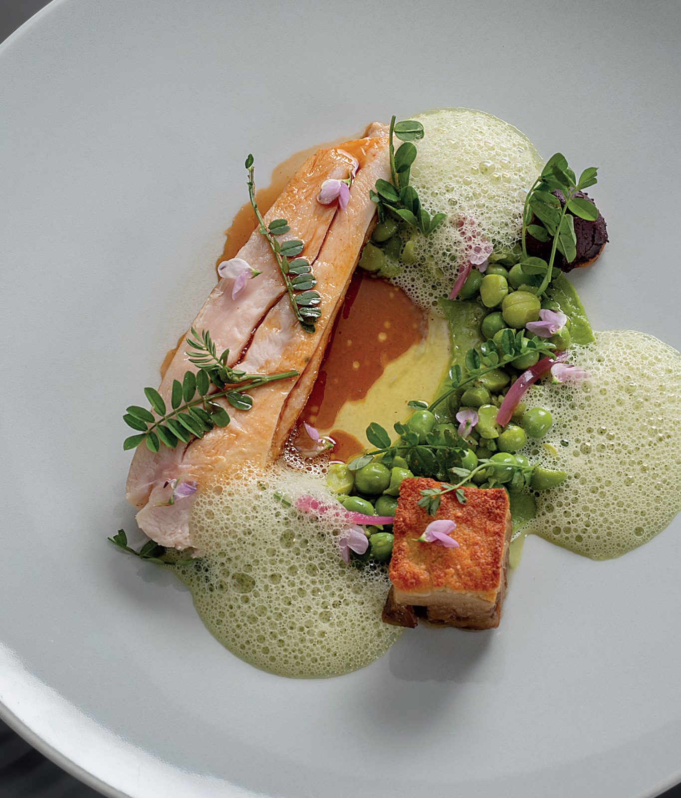 Volaille du Bourbonnais, petits pois, verveine, pressé de cuisse gratiné au cantal