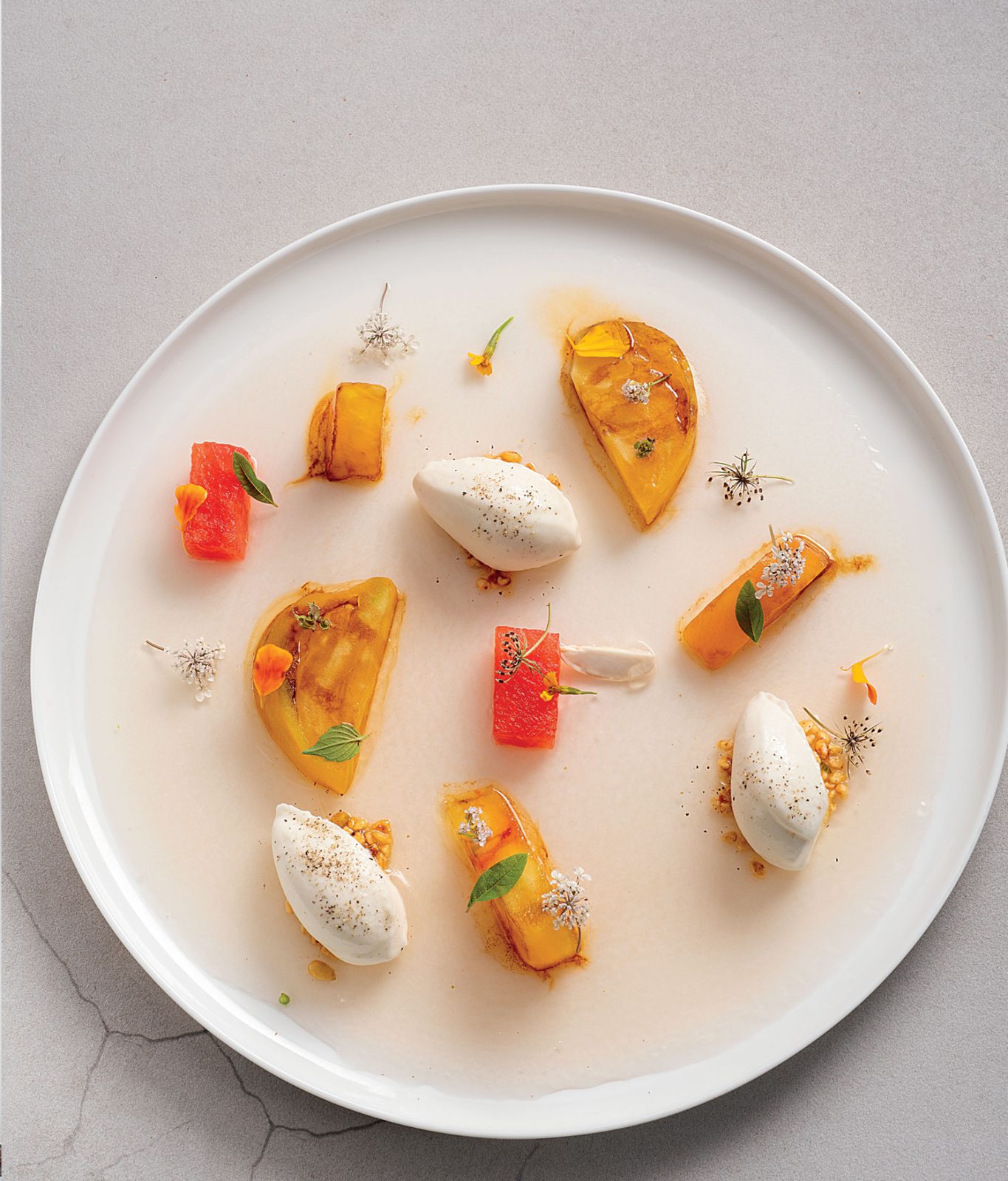 Floralie de tomate, pastèque, crème glacée à la burrata, riz soufflé au basilic