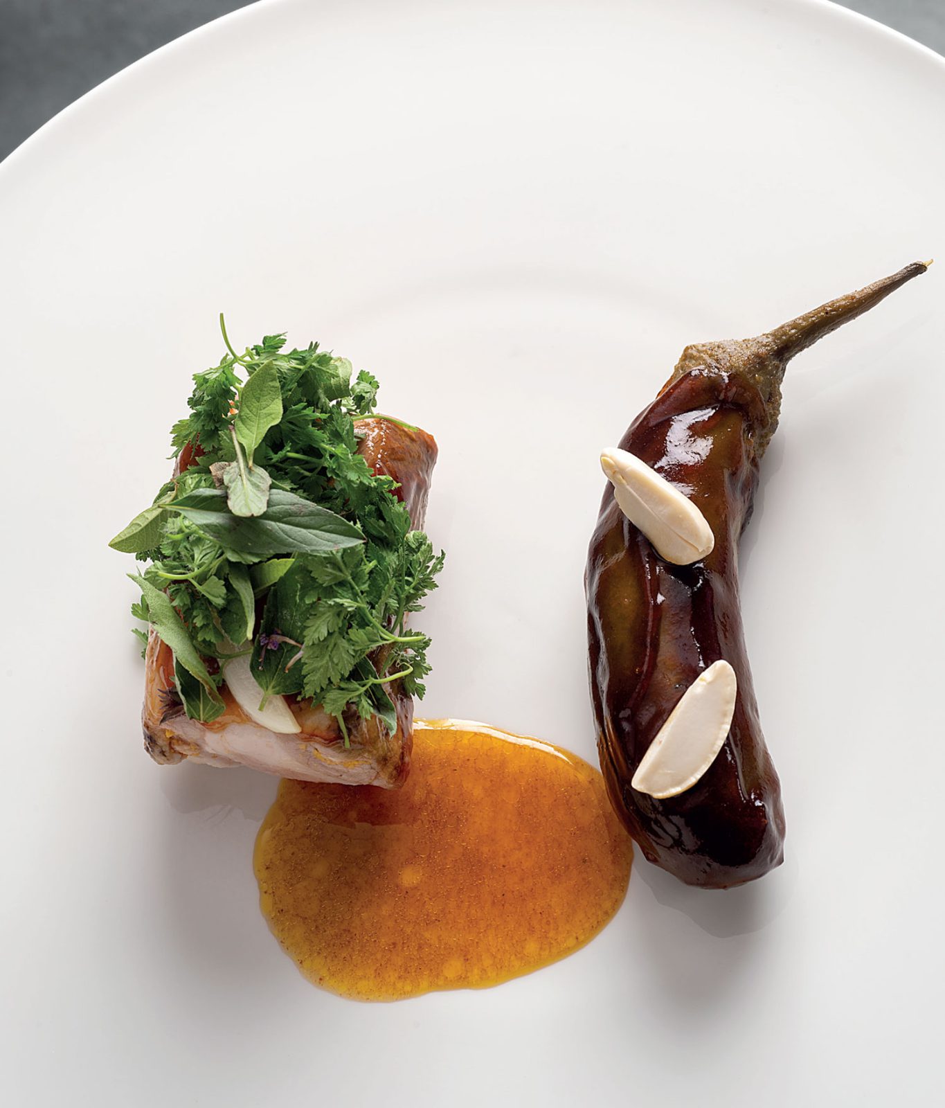 Epaule d&rsquo;agneau de sisteron confite, aubergine du Japon à l&rsquo;huile de curry, salade d&rsquo;herbe