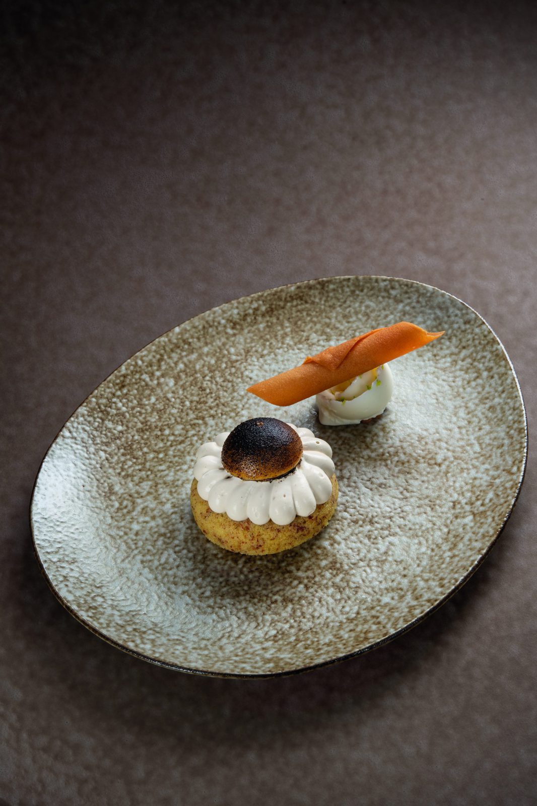 Café, citron, pain brûlé