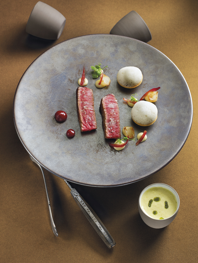 Boeuf de « Coutancie » rôti, croustillants d’oignons doux, béarnaise légère, condiment à la framboise