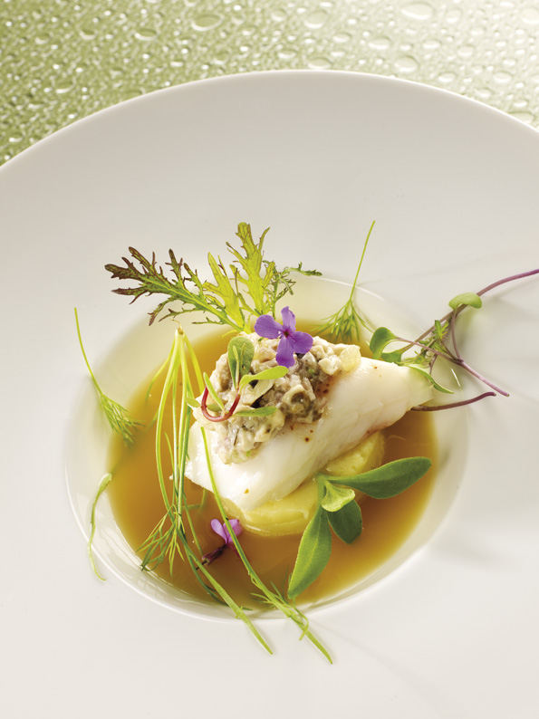 Filet de cabillaud cuit à basse température, tartare d&rsquo;huîtres et purée au beurre yuzu, bouillon de jambon