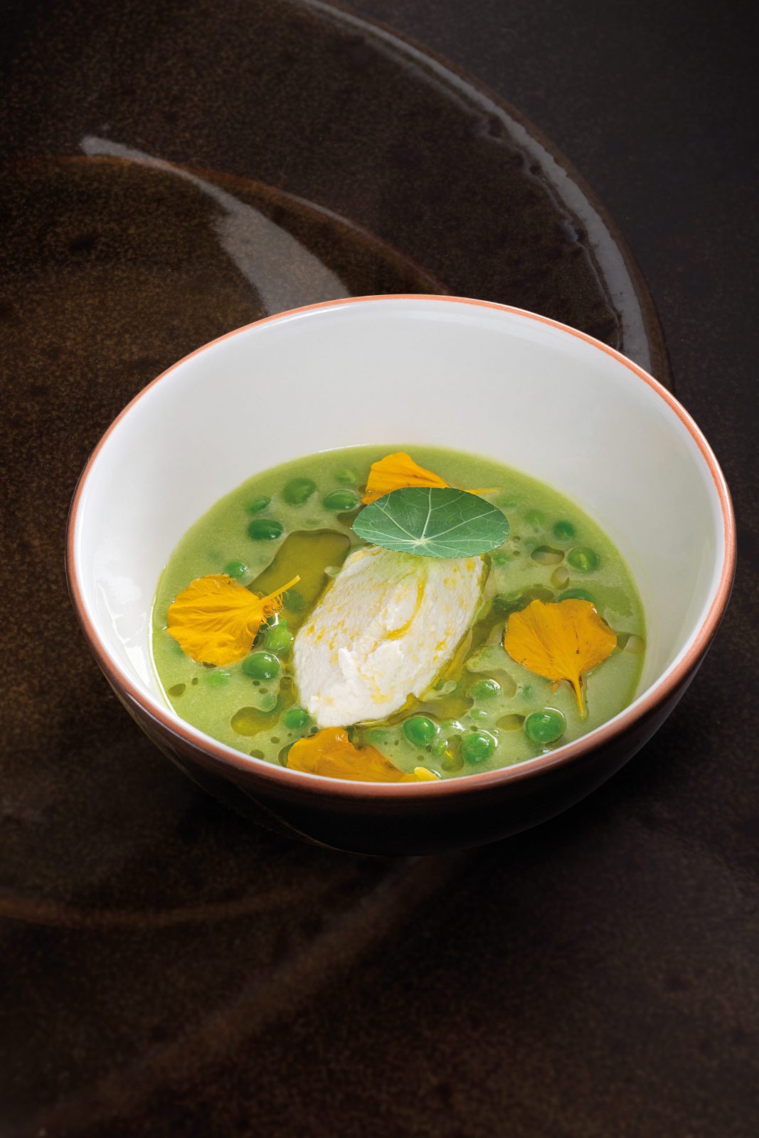 Soupe glacée de cosses de petits pois, petits pois, brousse de brebis