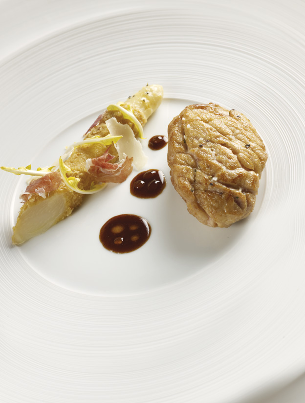 Ris de veau doré au sautoir, asperge blanche du Val de Vesle poudrée de noisette