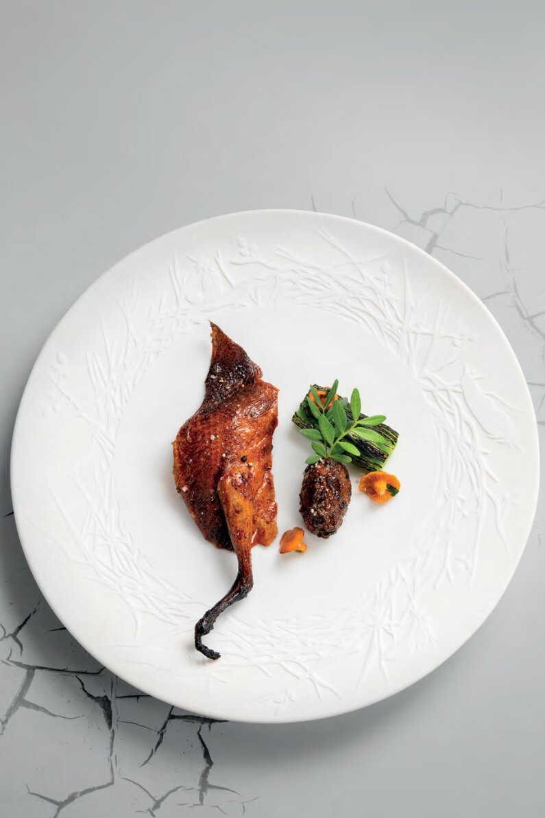 Pigeon bressan rôti et laqué, kefta de cuisse aux abats, chou brûlé au gingembre, jus de rôti flambé au whisky