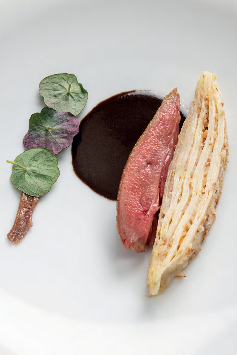 Pigeon de racan, céleri, sarrasin, olive noire, abattis et poire de curé tapée