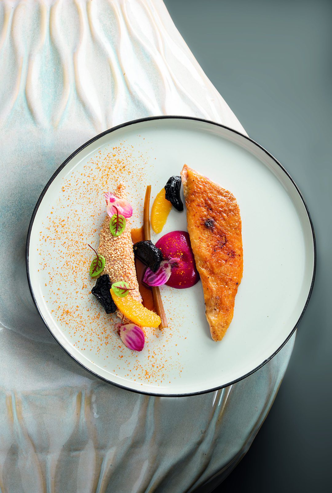 Suprême de pintade rôtie sur le coffre, crème de betterave rouge à l’orange, jus infusé à la coriandre et betterave confite