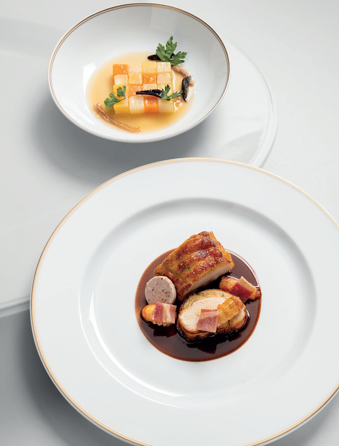 Suprême de poularde du béarn, farce fine aux écrevisses, la sauce du « coq au vin », garbure tirée à quatre épingles