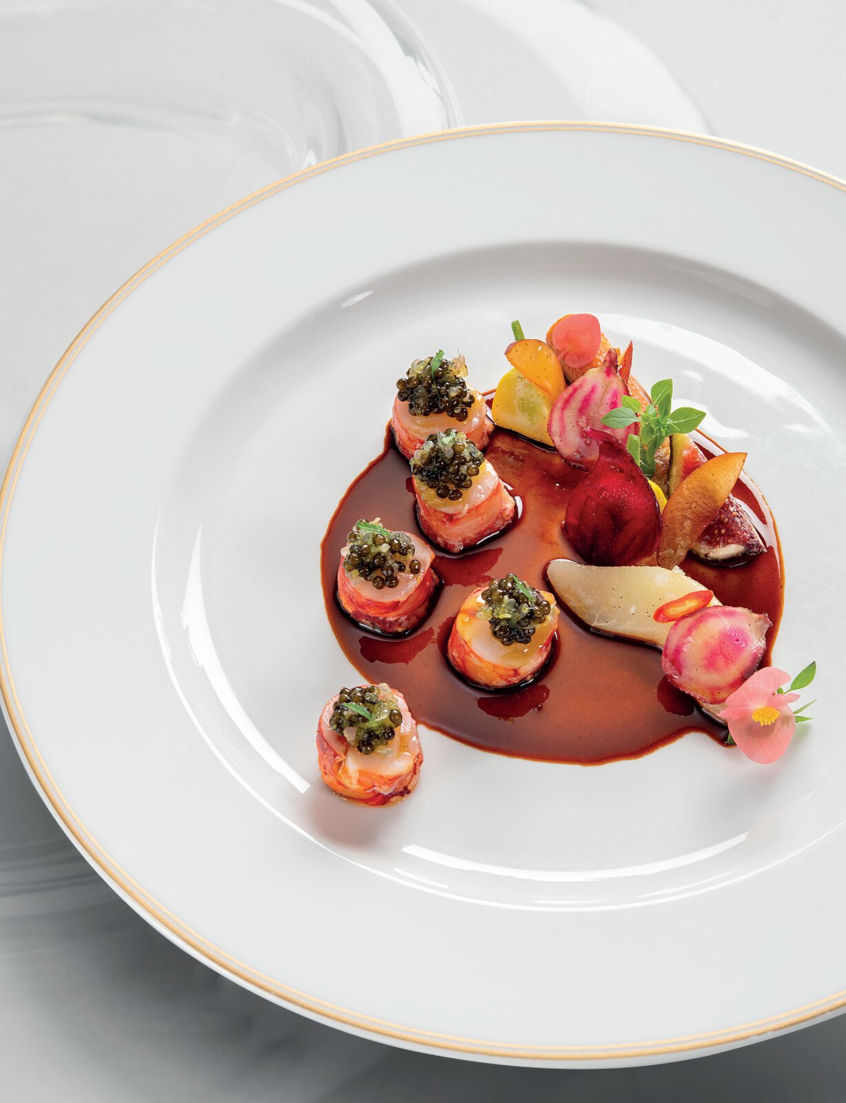Carabineros nacrées au jus des têtes, relevées au whisky et châtaignes, caviar citron, caviar, tagète mandarine, salade de fruits et légumes salés et enragés