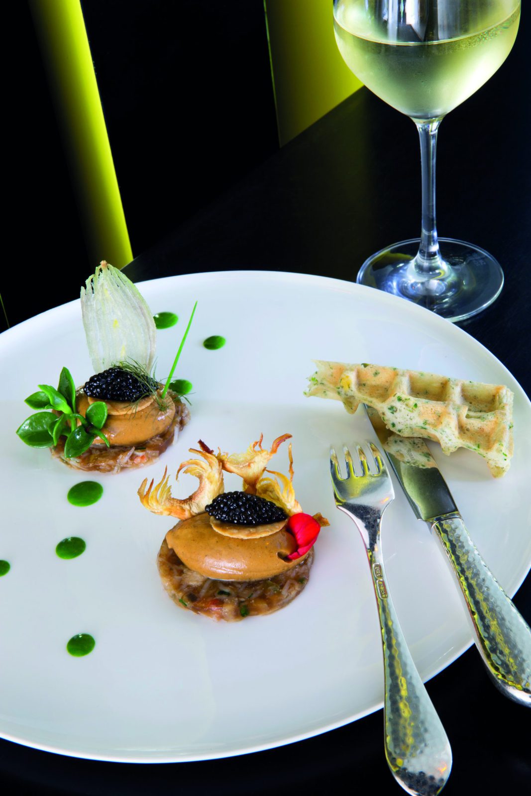 Crème soufflée de dormeur au caviar osciètre, émietté de tourteau, croquant d’artichaut comme en provence, gaufrette aux herbes