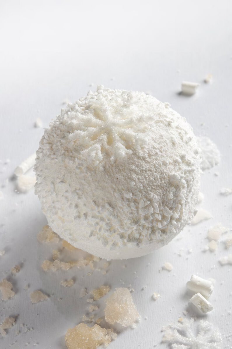 Poire conférence dans l’esprit d’une boule de neige, coeur plein fruit, cristaux