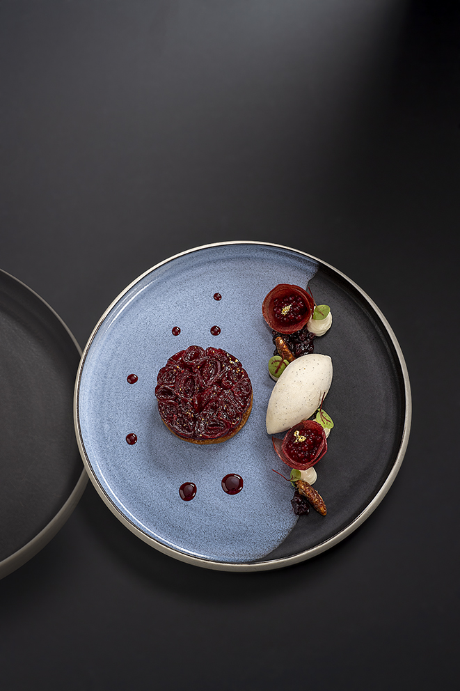 Sablé de royal gala à la fleur d’hibiscus, confiture d’airelles, noix de pécan, crème glacée à la vanille de madagascar