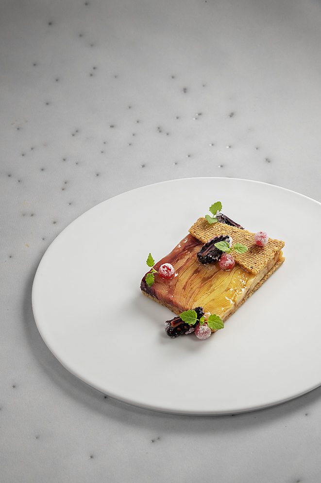 Pressé de pommes d’alsace, sablé friable à la noisette, poire rafraîchie à l’eau-de-vie