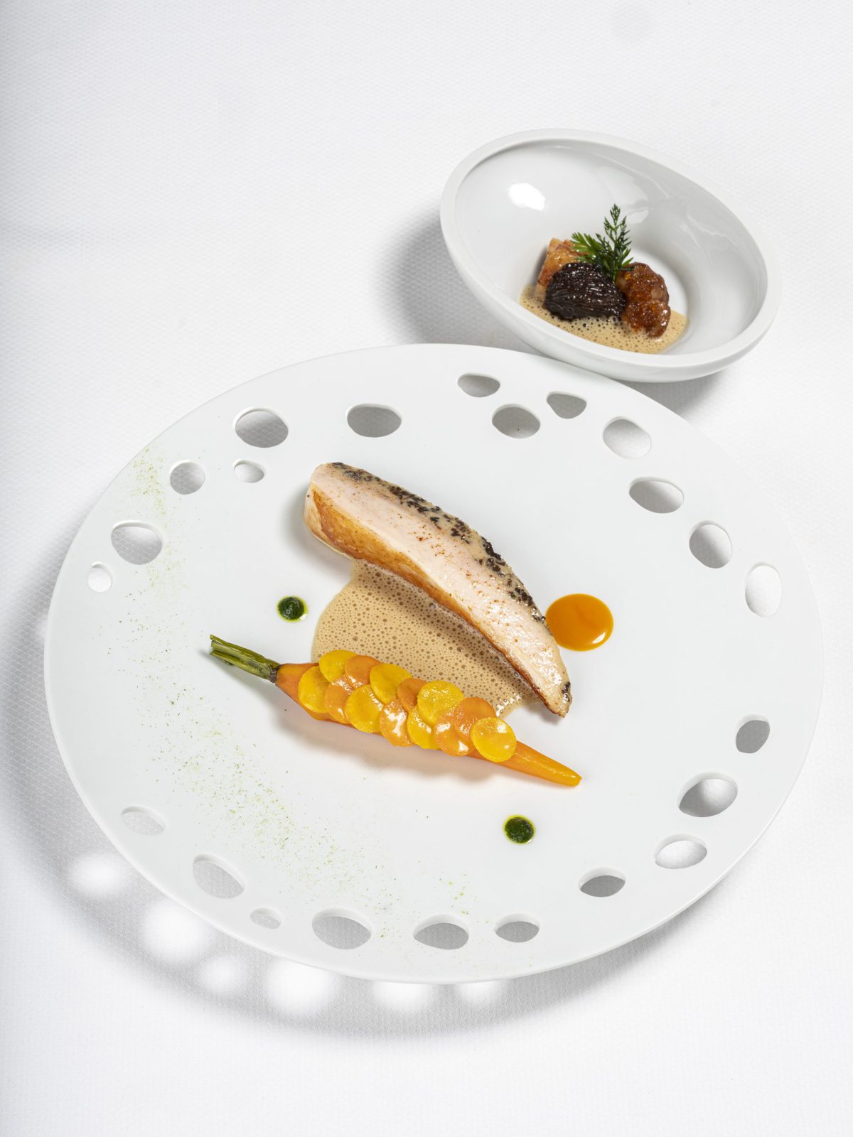 Poulet aop du bourbonnais,  tendre carotte en écailles, sauce albufera