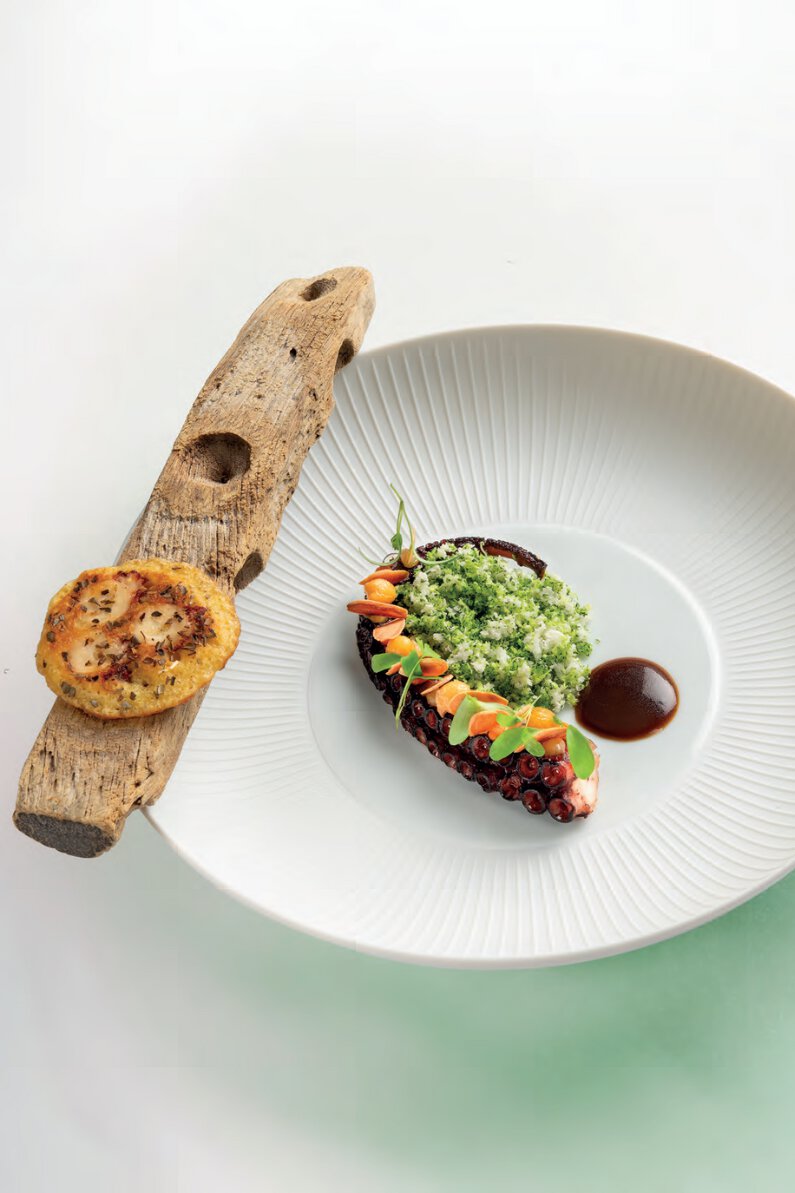 Poulpe de roche comme un couscous végétal, jus de racines et citron confit, socca moelleuse à l’origan