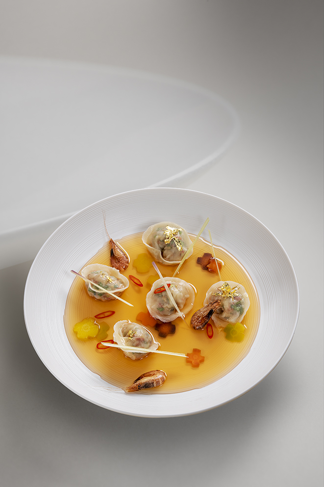 Raviolis de langoustines au piment, consommé de crevettes grises à la citronnelle