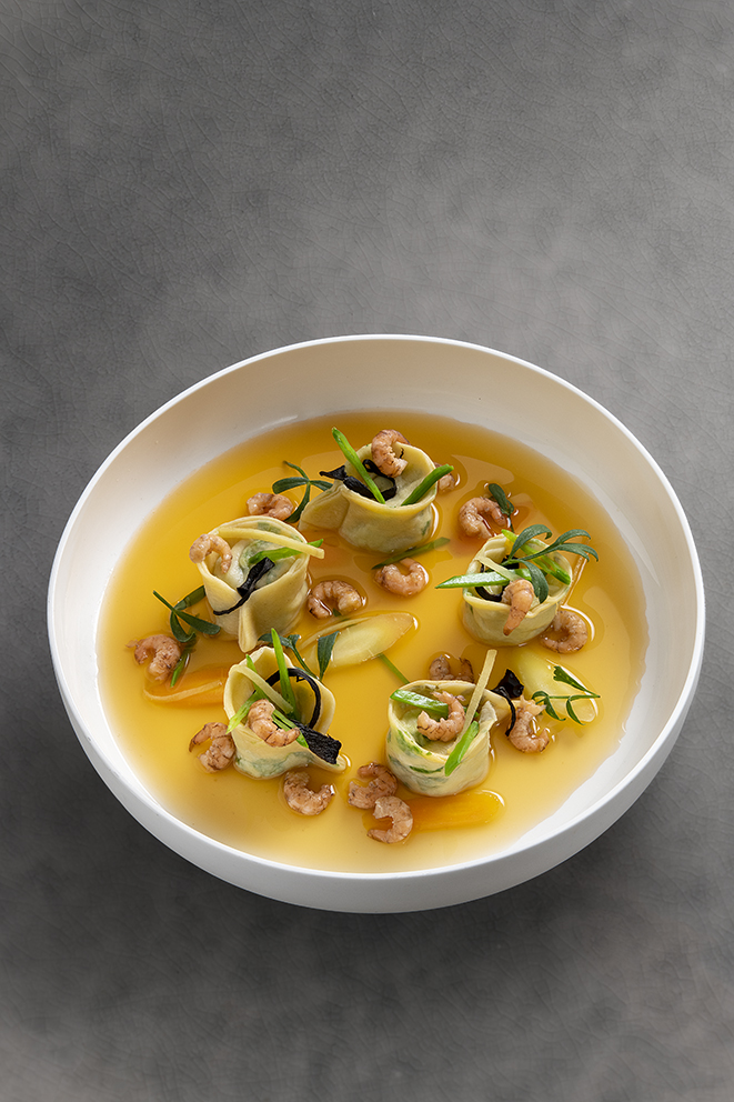 Ravioles et bouillon parfumé aux crevettes grises