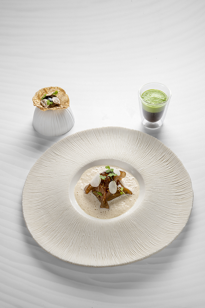 Ravioles de champignons bruns, cappuccino de consommé, tuile craquante