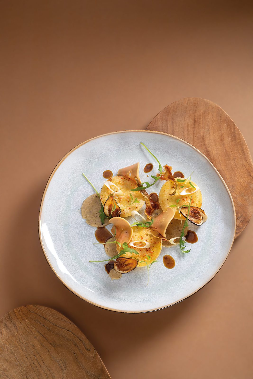 Le foie gras de canard de vendée en raviole, artichaut, aubergine, jus de jambon