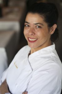 Une femme cheffe dans les cuisines de l’Agapé