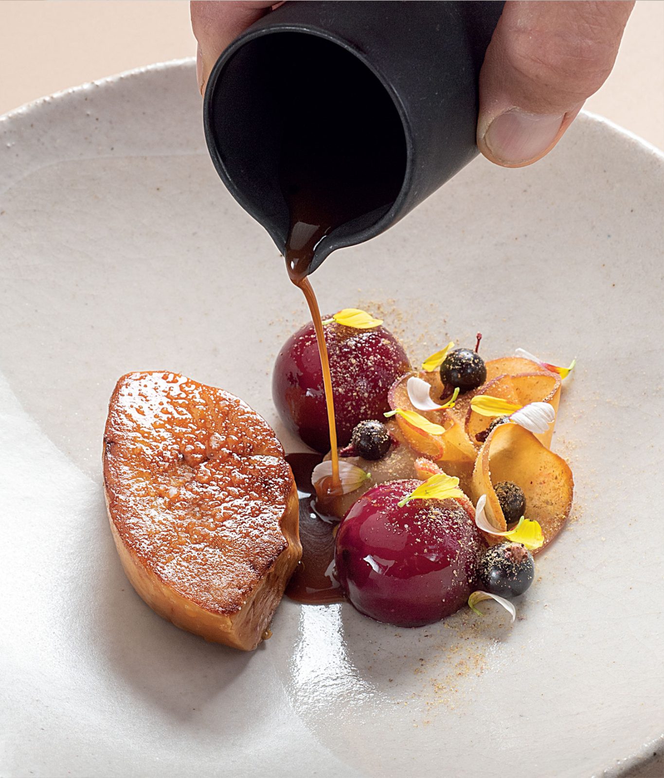 Foie gras de canard poêlé, pêche et bourgeons de cassis