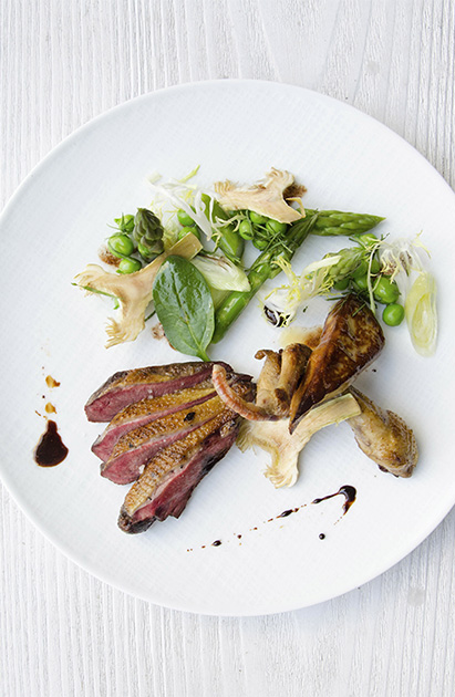 Aiguillettes de pigeon rôti et foie de canard caramélisé