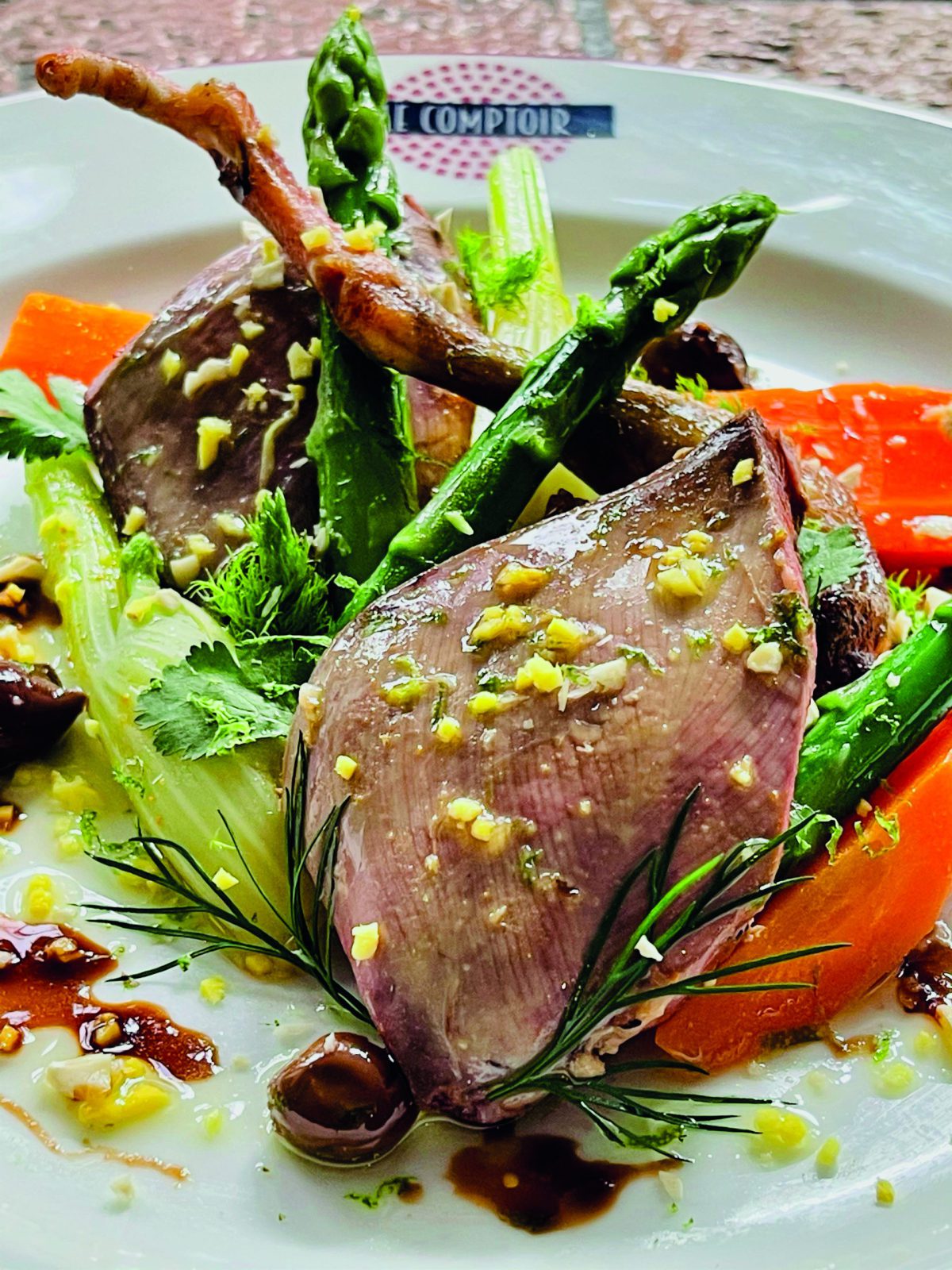 Vapeur de pigeon, légumes, curcuma, gingembre et amandes