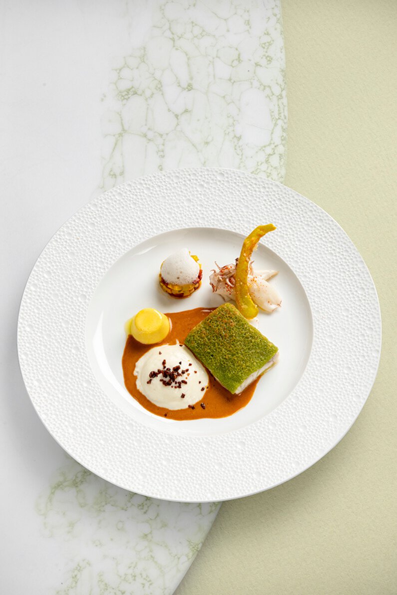 Le filet de loup au four en croûte d’herbes dans un esprit de paella