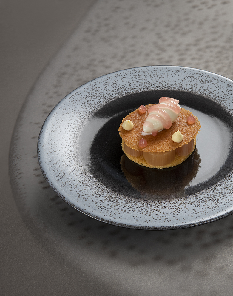 Rhubarbe pochée, sablé breton, crémeux vanille et sorbet yaourt