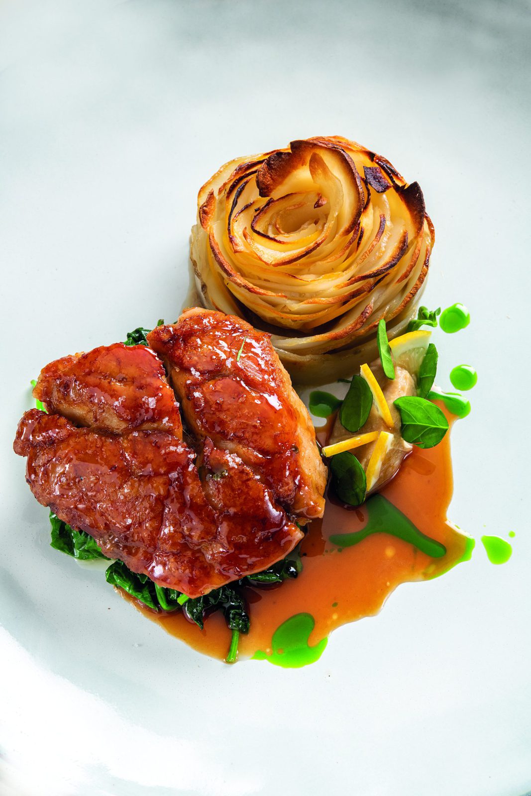 Ris de veau, confit d’oignons à la bière brune, fleur de topinambour au citron meyer, jus de veau et huile de persil