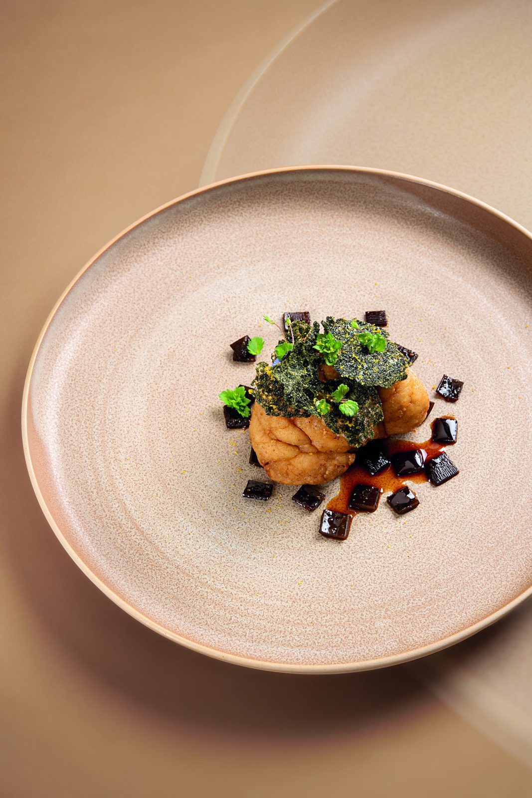 Le ris de veau en coque de cire d’abeille, poutargue, tsukudani, agrumes, nori
