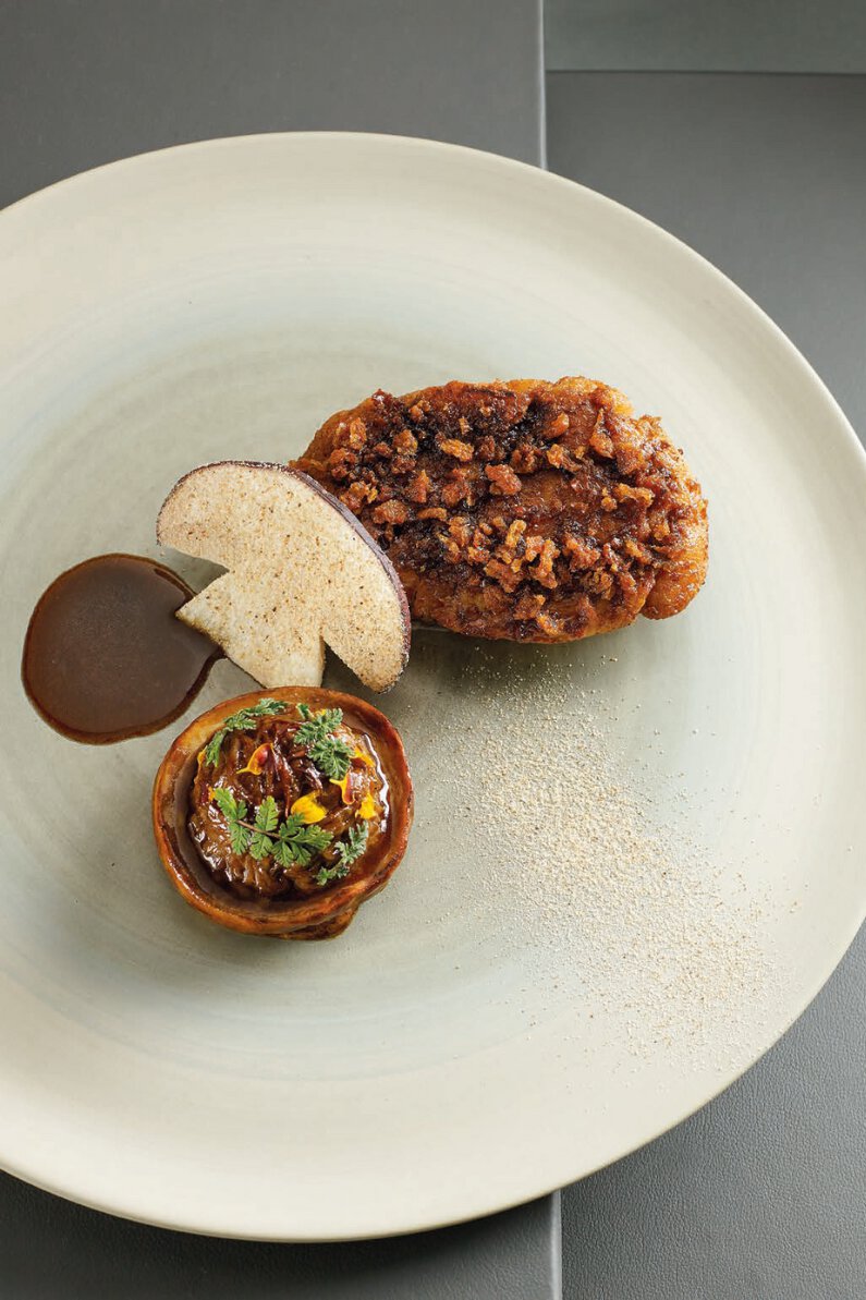 Ris de veau de lait mijoté sur des coques de noix, concentré et tête de cèpes