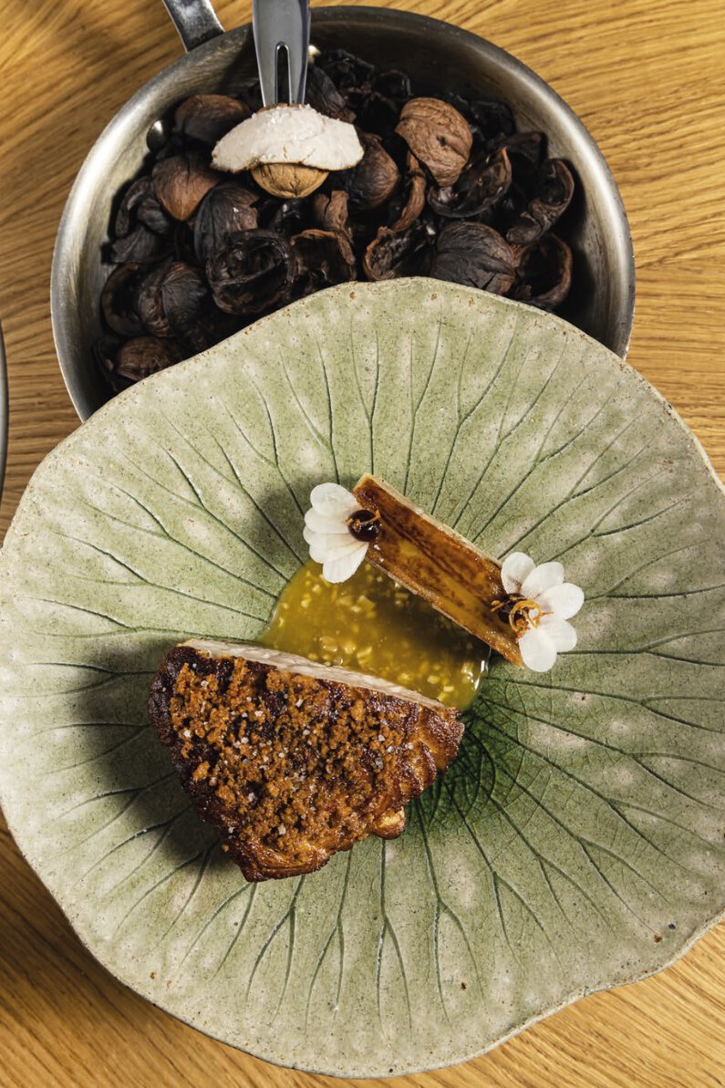 Ris de veau de lait sous la mère, cuit sur des coques de noix, salsifis, topinambours, haddock, sotolon