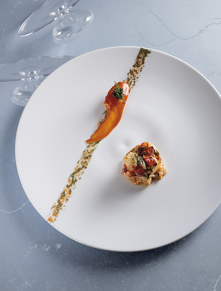 Homard de casier breton, cuit à la cheminée au beurre d’algues, la pince à la cardinale, les oeufs marinés au Pastis