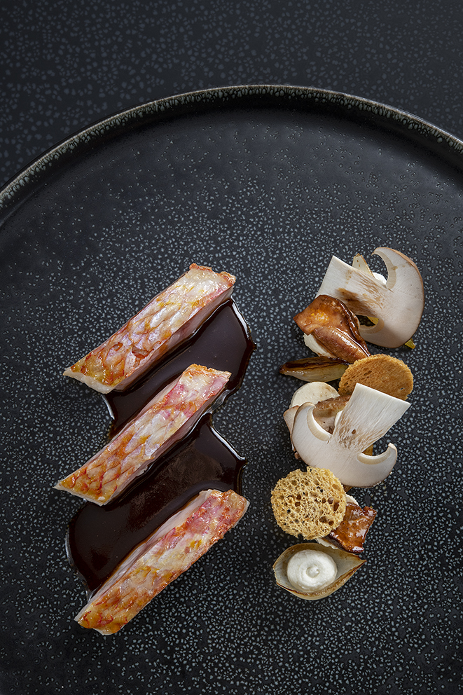 Filet de rouget juste cuit, cèpe de chez nous, sauce dans l’esprit d’une bordelaise