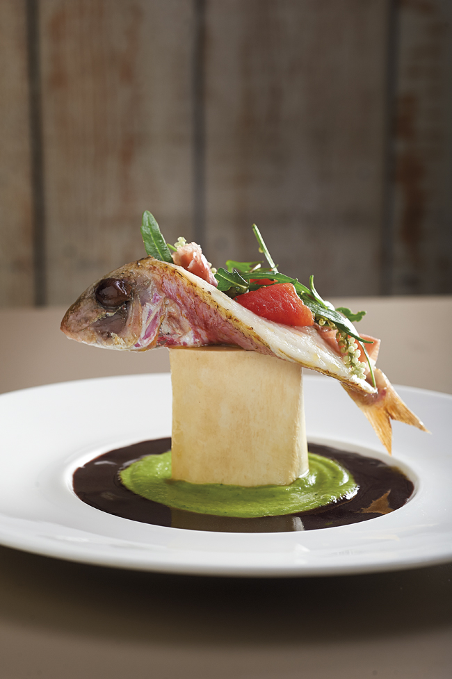 Rouget de roche de Méditerranée, os à moelle et jus d&rsquo;une daube