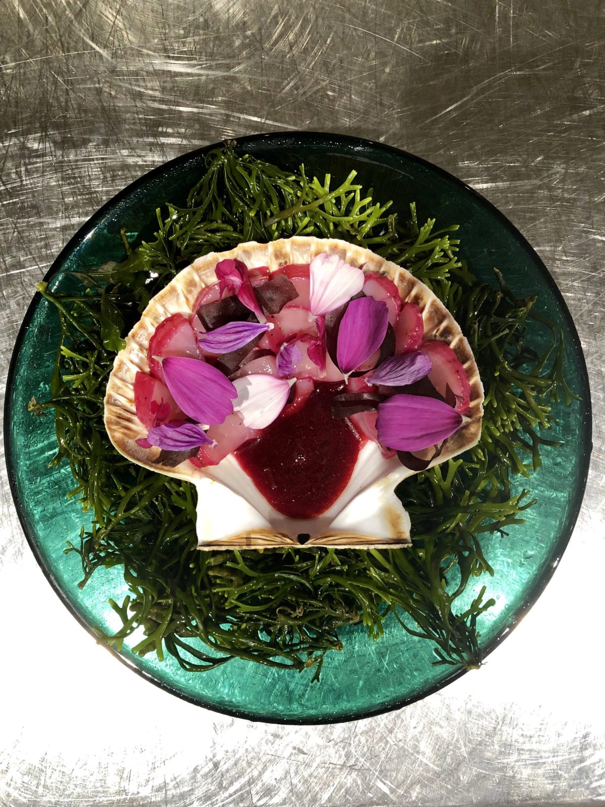 Les coquilles saint-jacques de plongée au poivre neelamundi, crapaudine et moutarde celtique