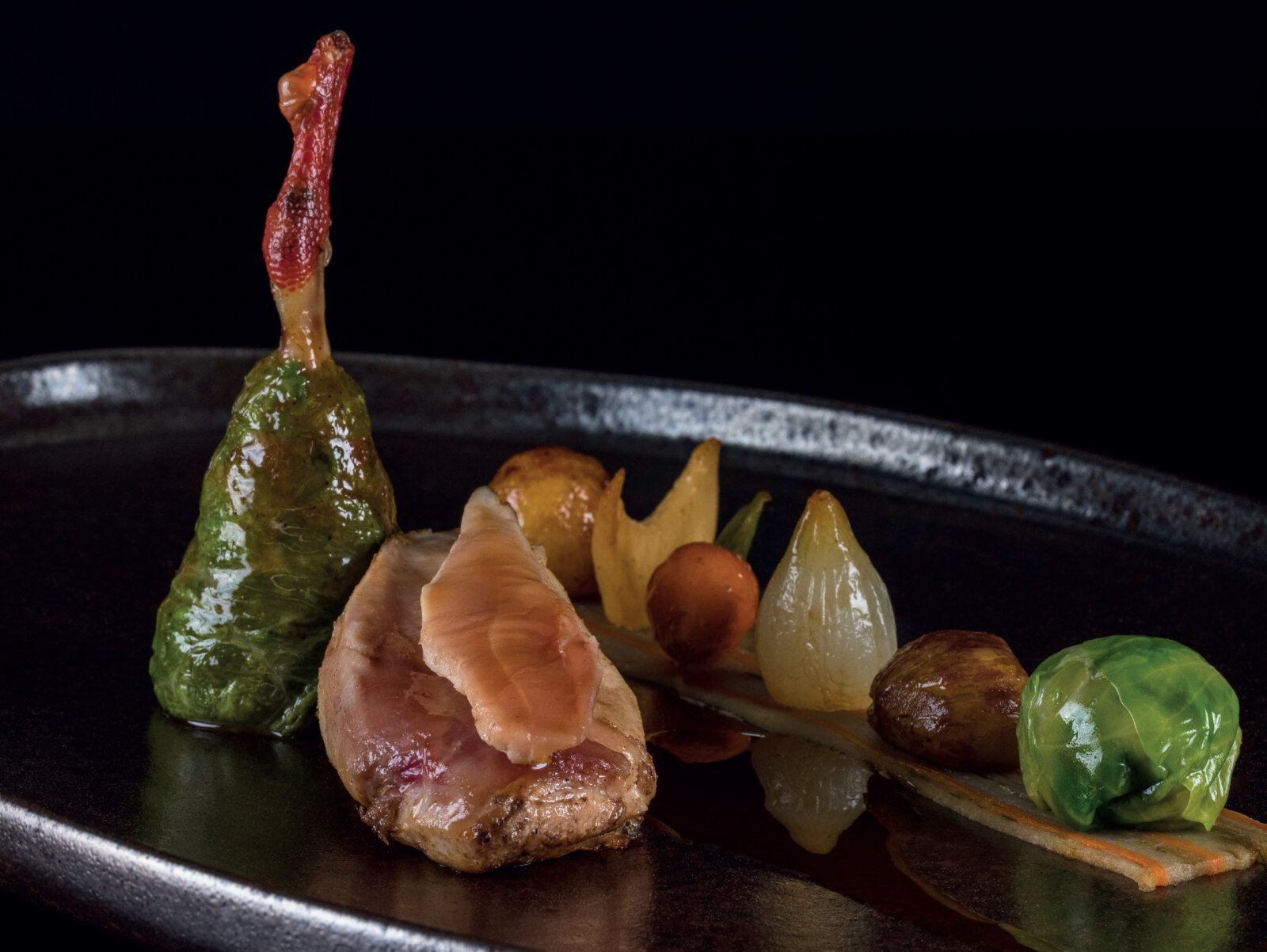 Suprême de perdreau cuit sur la carcasse, la cuisse en potée de feuille de chou, millefeuille d’une garbure cuite longuement et fricot de légumes d’automne