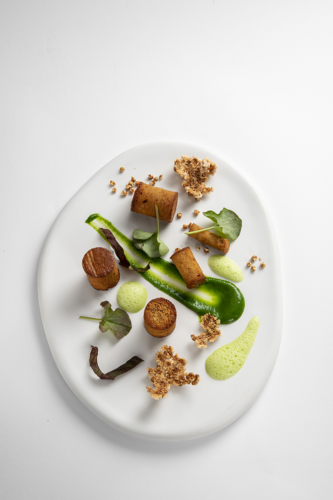 Comme un gâteau,  le biscuit au sarrasin roulé au beurre de petit lait, mousseux d’oseille verte &amp; argentée d’ici, piquant de roquette &amp; kasha soufflé