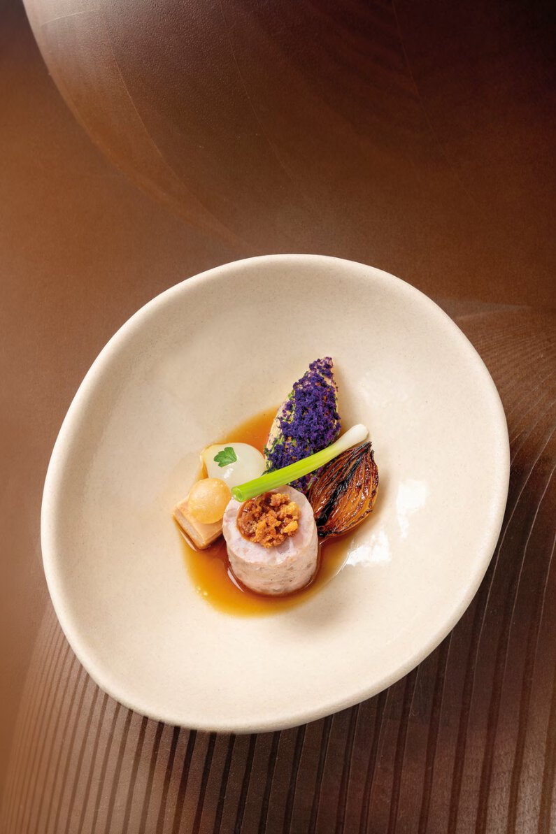 Saucisse de couenne mijotée dans un consommé de queue de cochon
