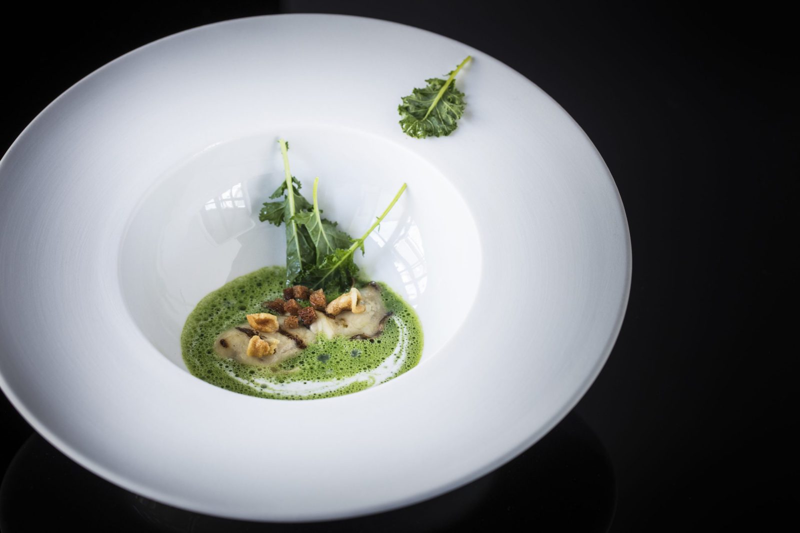 Sur l’idée d’une soupe aux choux traditionnelle d’auvergne, huître n°2, grillon et graisse de porc