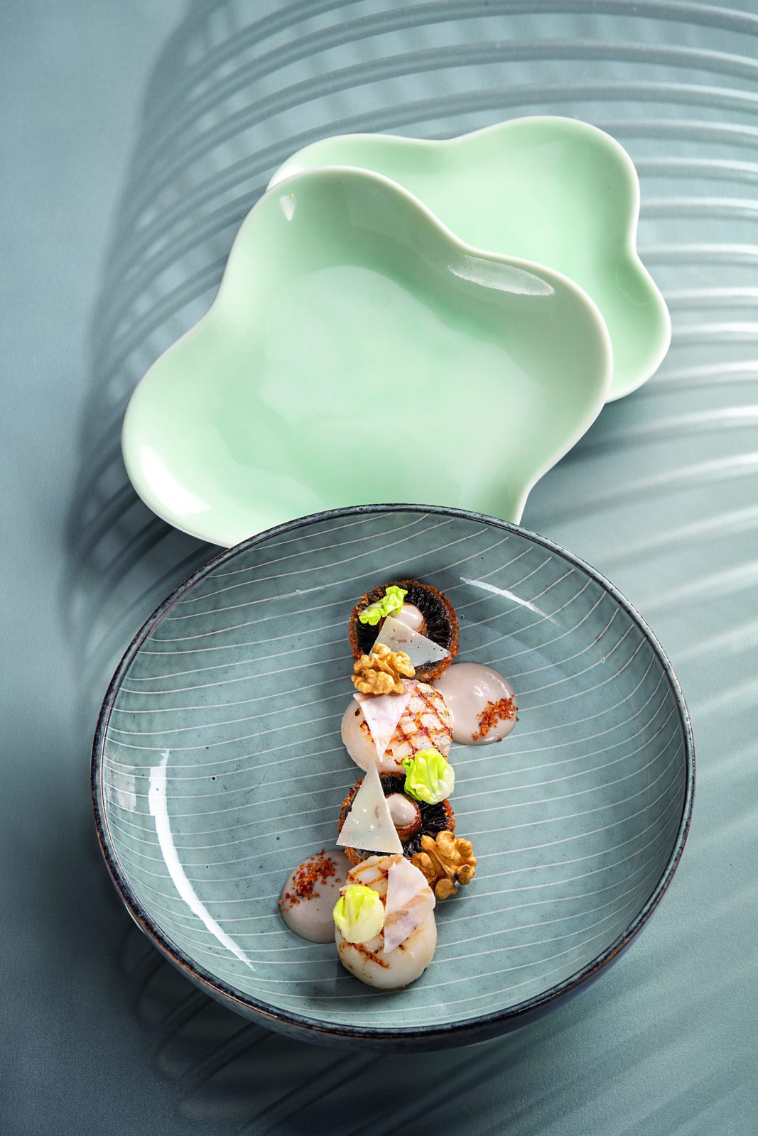 Saint-jacques grillées au lard di colonnata, champignons de paris fumés et copeaux de parmesan