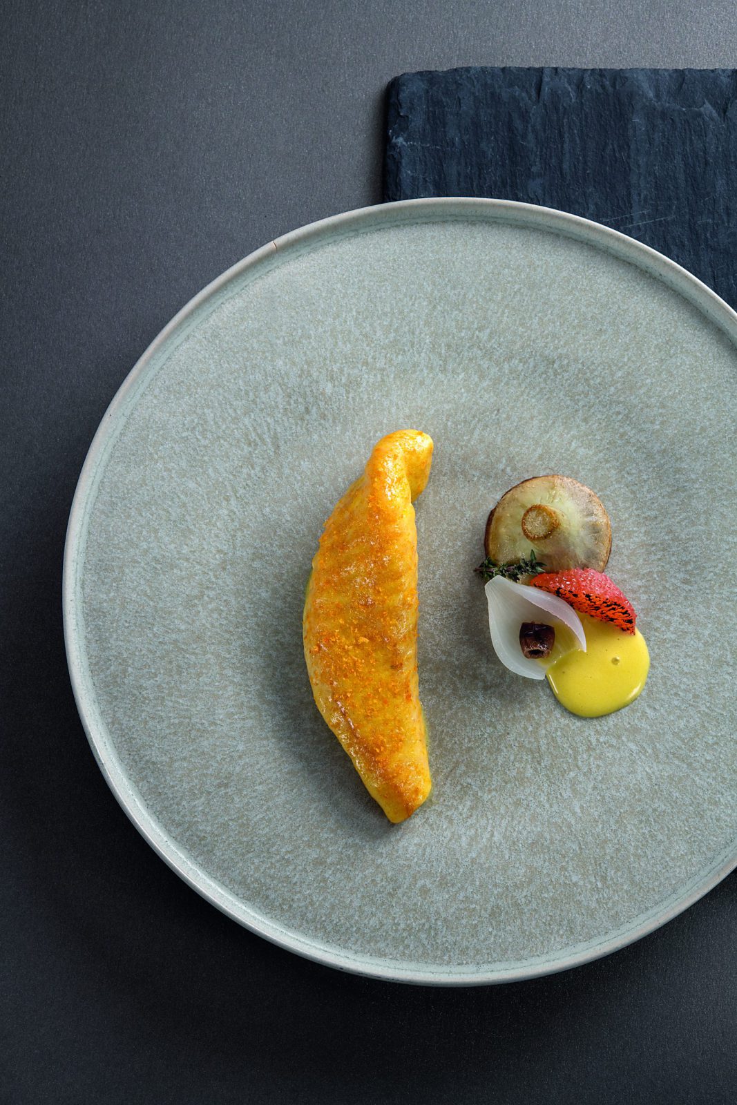 Saint-pierre cuit meunière, artichaut barigoule fumée, pickles oignon et pamplemousse brûlé, sabayon huile d’olive seigneur des baux