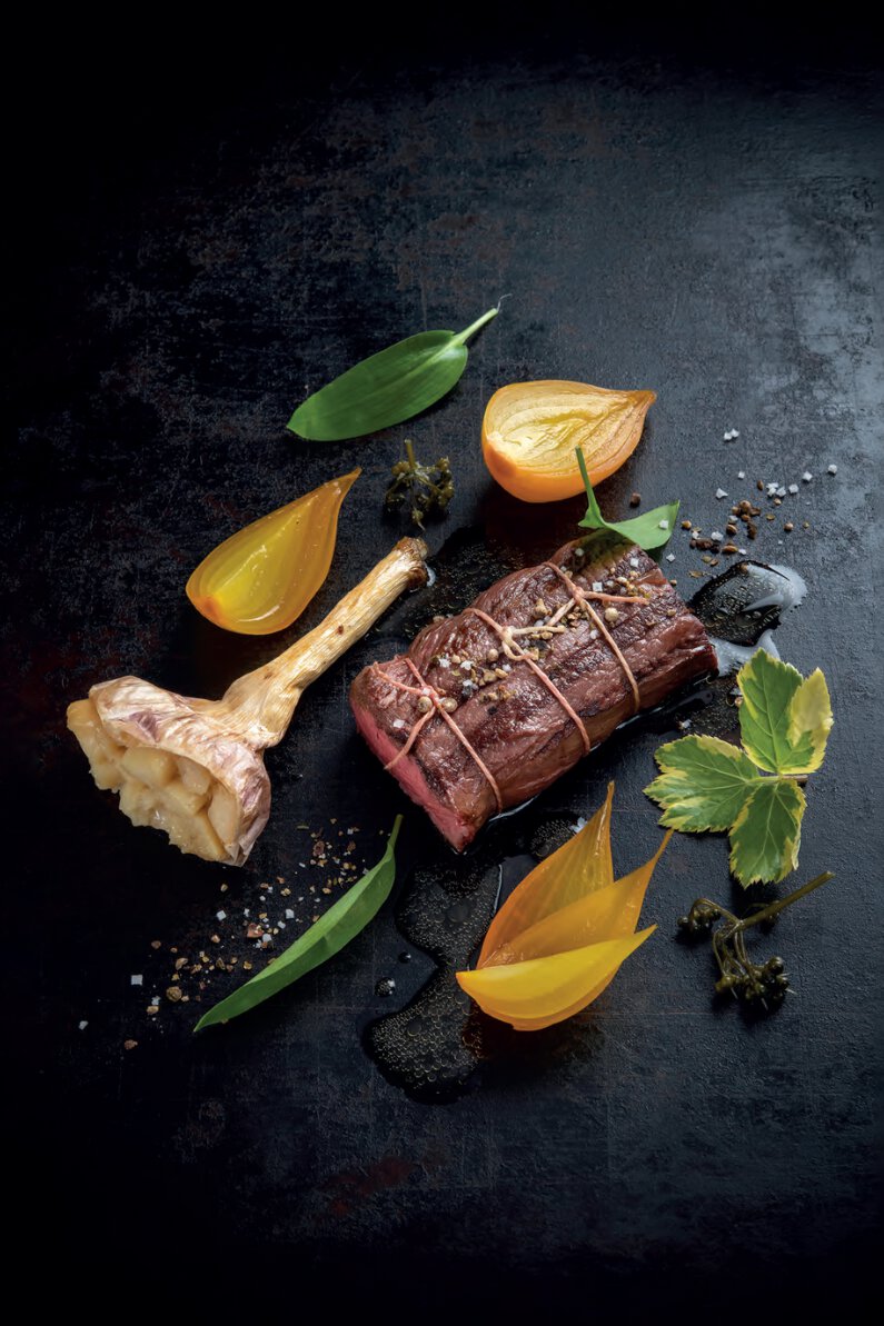 Sud aveyron, le carré de brebis marqué à la grillade, ail frais &amp; cèbes de lézignan au safran aveyronnais, bulbilles et feuilles fraîches d’allium ursinum du suquet