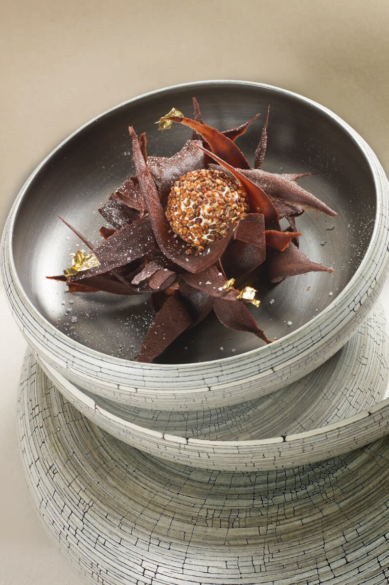 Sur l’idée d’une feuille d’automne : choco-sarrasin infusé au lait entier, glace, sablé, croustillant (recette parue en 2016)